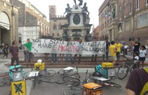 La protesta dei riders contro la morte di un fattorino
