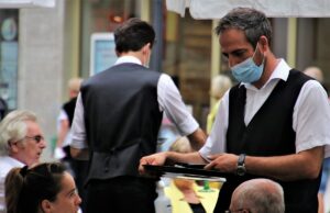 Locali aperti la sera per evitare assembramenti? Locali