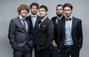 “Questa voglia di leggerezza fatta di mattoni” Checco de Lo Stato Sociale sui 103.1