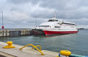 Visitare la Sardegna in moto: come raggiungere l’isola e cosa visitare traghetto sardegna