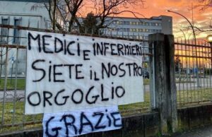 Personale sanitario in presidio contro il taglio del salario accessorio Personale sanitario