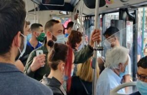 Riapertura superiori, verso il ritorno dei bus sovraffollati? Riapertura