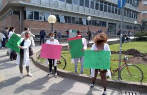 Vaccinati per un tirocinio in Dad, il flash mob degli universitari di medicina flash mob