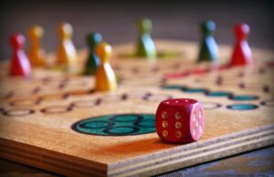 Dal Monopoly al Mercante in fiera: i giochi da tavolo che resistono al digitale giochi da tavolo