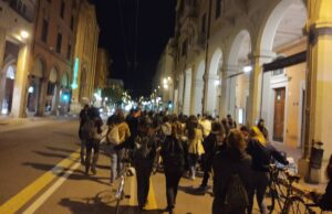 Coprifuoco non fa rima con sicurezza e mutuo aiuto, la passeggiata femminista Coprifuoco