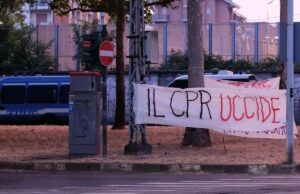 Morto nel Cpr di Torino, giuristi in piazza contro le gravissime violazioni Violazioni