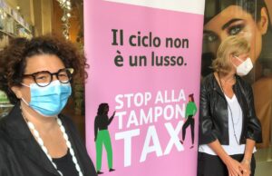 «Il ciclo non è un lusso», 33 farmacie “tagliano” l’Iva sugli assorbenti Assorbenti