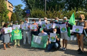 Flash mob dei Verdi davanti a Tper per i bus elettrici Bus elettrici