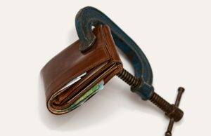 Una poltrona per otto: le proposte comunali per l’economia Comunali