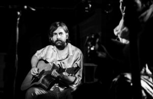 Adriano Viterbini “solo” con le sue chitarre al Locomotiv Viterbini