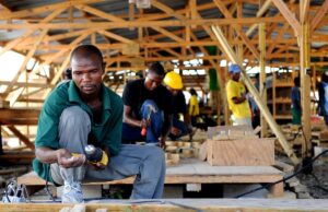 Effetto pandemia: migranti in calo, impoveriti e schiavizzati Migranti