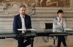 Il sindaco di Bologna presenta il bilancio del 2022: 227 milioni di euro al welfare Bilancio