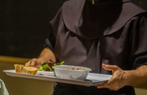 Crisi sociale: aumentano i poveri, ma il governo taglia le tasse al ceto medio Crisi sociale