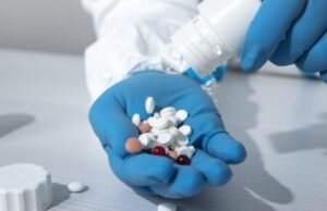 Perché l’Italia continua a puntare sui vaccini e non cura con monoclonali e farmaci Farmaci