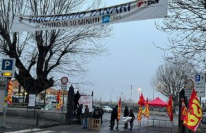 Presidio permanente dei lavoratori del parcheggio Tanari lasciati a casa Parcheggio