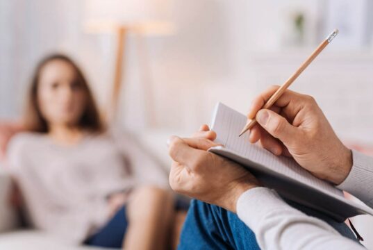 Cosa passa davvero nella mente di uno psicologo durante una seduta? Psicologo di base