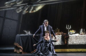 La prima di Tosca: glamour, bis e trionfo per l’orchestra diretta da Daniel Oren