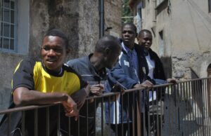 L’accoglienza gestita ancora in emergenza nonostante un -42% di presenze Emergenza