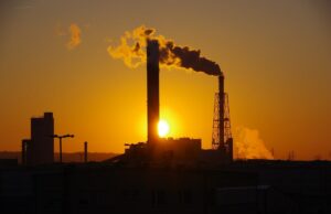 Caro energia, Eni fa profitti e li investe nel fossile Caro energia