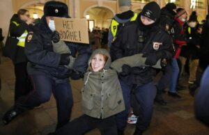 Guerra in Ucraina, la repressione di pacifisti e dissidenti in Russia Pacifisti