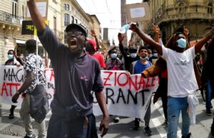 La Prefettura di Bologna vuole mandare in strada centinaia di richiedenti asilo in quattro giorni Richiedenti asilo
