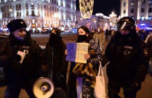 Repressi dal governo, vessati dalle sanzioni occidentali: la vita dei cittadini russi Russi