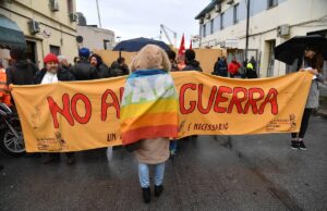 «Nessuna pace per chi vende morte», la manifestazione antimilitarista del 2 giugno a Genova Manifestazione