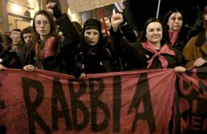 Femminicidi, una strage infinita: la passeggiata di Nudm contro la violenza maschile Femminicidi
