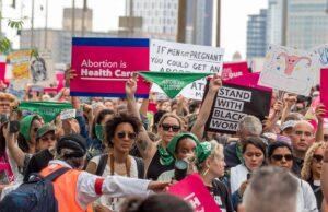 Dagli Usa a Bologna, femministe in piazza per il diritto all’aborto Aborto