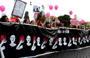 Il primo corteo dopo la vittoria di Meloni: «Aborto sicuro, no al modello Marche» Corteo