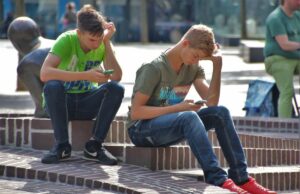 Intrattenimento digitale, musica e cultura online: come stanno cambiando le abitudini degli italiani giovani cellulare