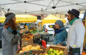 Il pranzo in piazza di Campi Aperti contro il regolamento sui mercati contadini Campi Aperti