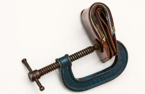 Dipendenze e ludopatia, sempre più giovani cadono nell’indebitamento Indebitamento