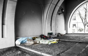 Una “casa che non c’è” per Mario, il senza dimora morto in via San Felice Senza dimora