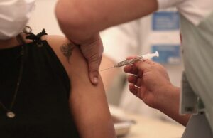 Vaccini, per la Corte costituzionale l’obbligo e le pene sono legittimi Vaccini