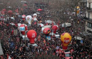 In Francia è cominciata la battaglia campale contro la riforma delle pensioni (e non solo) Proteste in Francia