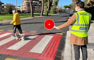 “Ruote ferme, pedoni salvi”, i responsabili di reati stradali come assistenti all’attraversamento Sicurezza Stradale