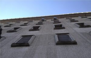 Il presidio al carcere della Dozza contro il trasferimento di 50 giovani detenuti Carcere
