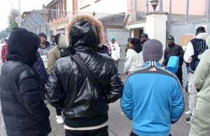 Migranti di nuovo in piazza contro l’espulsione “per reddito” dal cas Mattei Migranti