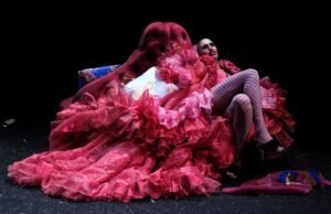 Jennifer: Donna con cinque rose rosse e il desiderio di esserlo