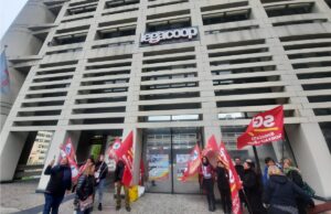 «Un altro contratto è possibile», Sgb e Adl Cobas in presidio sotto Legacoop Cooperative sociali