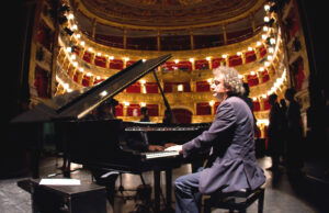 Il pianista Roberto Cacciapaglia fa tappa al Teatro Duse roberto cacciapaglia