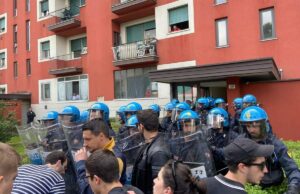Cariche e manganellate per uno sfratto al Pilastro Sfratto