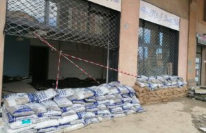 Via Saffi come una trincea, sacchi di sabbia per fronteggiare la nuova allerta