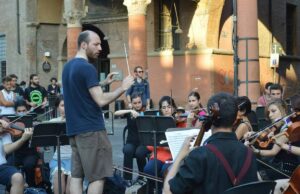 L’Orchestra Senzaspine compie 10 anni e festeggia con l’informalità delle origini