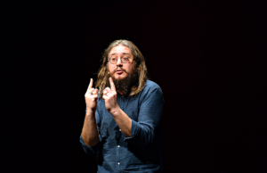 “Fuoco nero su fuoco bianco”, Roberto Mercadini arriva al Teatro Dehon teatro