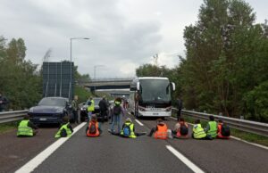 Ultima Generazione si incolla col cemento in tangenziale contro il Passante Ultima Generazione