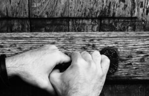 La porta da cui passiamo ogni giorno bloccata: cosa fare?