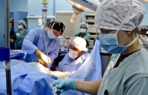 Medici e infermieri in sciopero contro lo smantellamento della sanità pubblica Medici