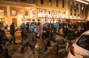 Calcio di un poliziotto nelle parti intime di un’attivista: parte la denuncia Poliziotto